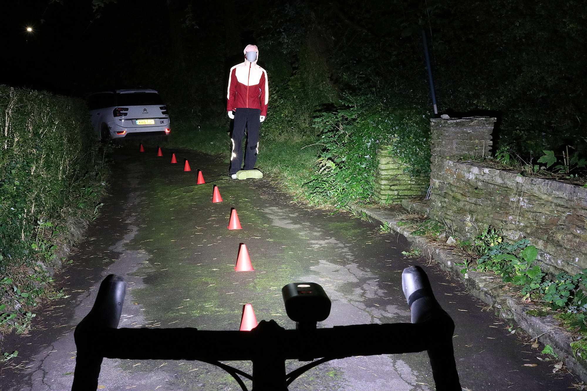 イッパチ Low-dimensional van der Waals materials for linear